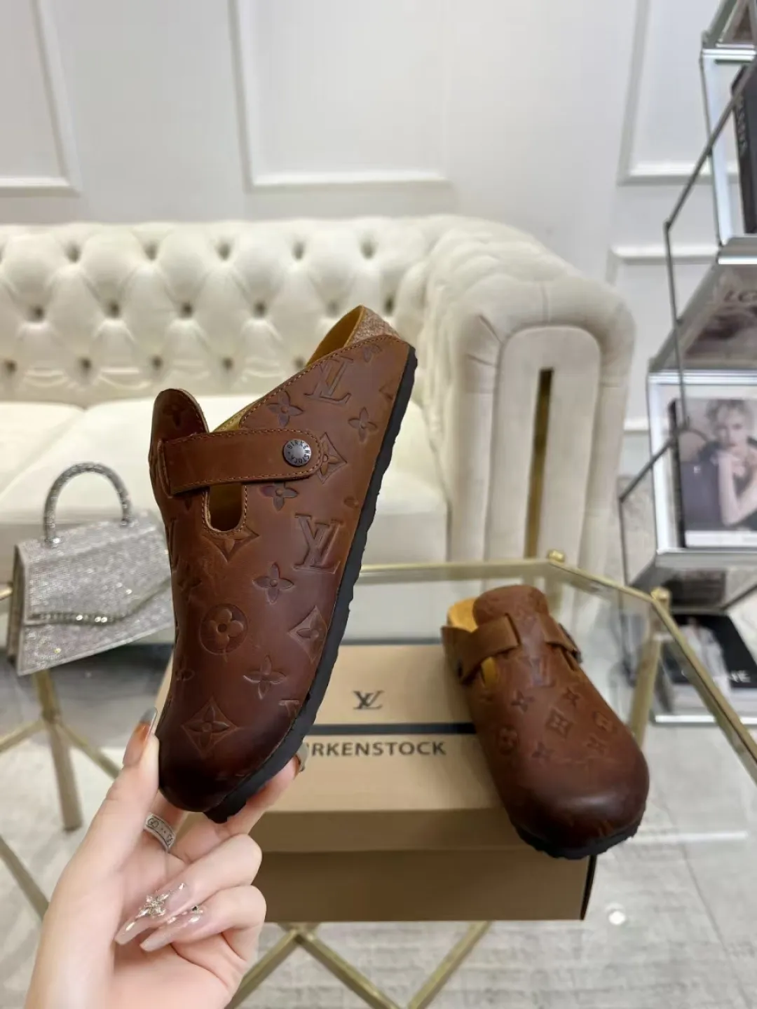 Women's p560 Men's p580 ✨ LV couple's toe-cap slippers | Full of high-end feel, you can walk with wind! ✨ This pair of LV classic toe-cap slippers is simply a "walking grass-planting machine"! Original three-dimensional embossed cowhide + cowhide fabric, the texture is high-end at first glance, and you will become a rich daughter/son in seconds ~💅 🌟 Why must you join TA? ✔️ Original embossed cowhide - clear texture but not cheap, classic presbyopia yyds ✔️ Belt buckle + metal logo - ecstatic control of details, exquisite to the heel! ✔️ Sheepskin lining + cushioned footbed - it feels like stepping on clouds ☁️, and you won’t feel tired when you go shopping~ ✔️ Non-slip rubber sole - walking is as stable as a mountain, and you are not afraid of slipping on rainy days!  👫 The best outfit for couples: Whether it’s shorts, T-shirts👕 or long skirts and suits👗, pairing these shoes with each other will immediately create a lazy and high-end atmosphere! Everyday outings/vacations, no matter what you shoot, it will look like a blockbuster📸🔥 The texture and foot feel that only the higher version can have, it is not a hit or a hit! Heartbeat is not as good as action. True love is true when both pairs are in pairs~💖 #LVcoupleslippers #高色综合 #好看不狠的 Feet #couples’ must-have